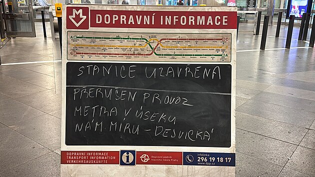 Pád ženy pod metro ve stanici Hradčanská zastavil provoz na lince A. (2. prosince 2025)