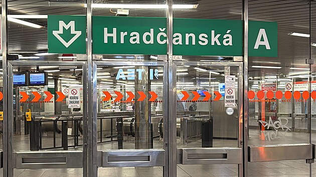 Pád ženy pod metro ve stanici Hradčanská zastavil provoz na lince A. (2. prosince 2025)