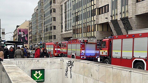 Pád ženy pod metro ve stanici Hradčanská zastavil provoz na lince A. (2. prosince 2025)
