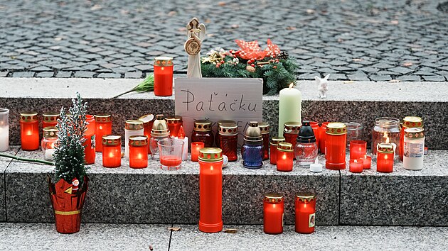 Před sídlem rádia Evropa 2, kde působil zesnulý moderátor Patrik Hezucký, vzniklo pietní místo. (6. prosince 2025)