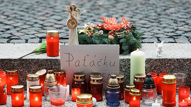 Před sídlem rádia Evropa 2, kde působil zesnulý moderátor Patrik Hezucký, vzniklo pietní místo. (6. prosince 2025)