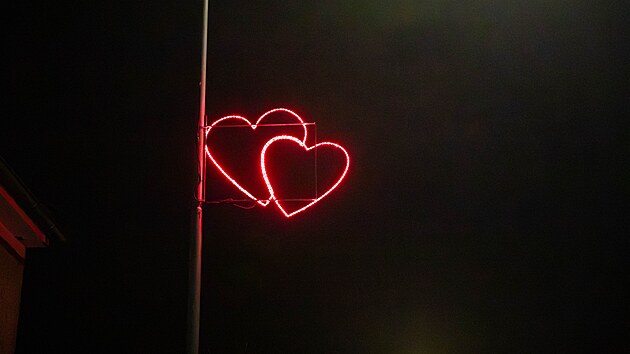 Červená srdce na pouličních lampách se objevila v Olomouci – Chomoutově. Spíš než vánoční výzdobu připomínají poutače, které v devadesátých letech lákaly na západě Čech do nevěstinců.