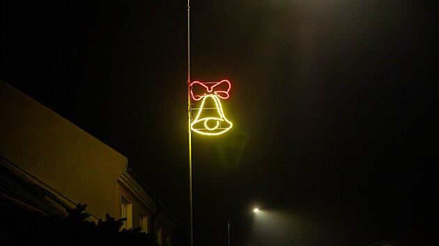 Červená srdce na pouličních lampách se objevila v Olomouci – Chomoutově. Spíš než vánoční výzdobu připomínají poutače, které v devadesátých letech lákaly na západě Čech do nevěstinců.