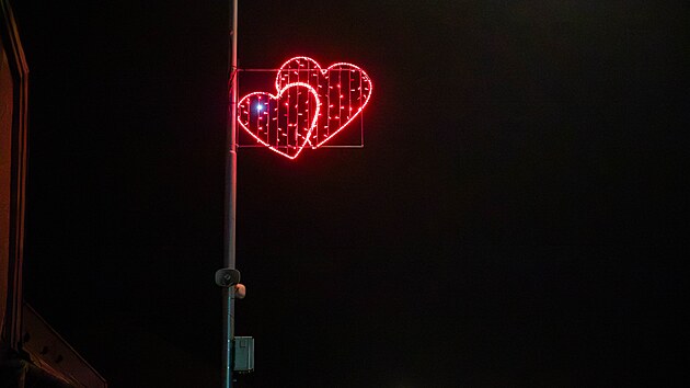 Červená srdce na pouličních lampách se objevila v Olomouci – Chomoutově. Spíš než vánoční výzdobu připomínají poutače, které v devadesátých letech lákaly na západě Čech do nevěstinců.