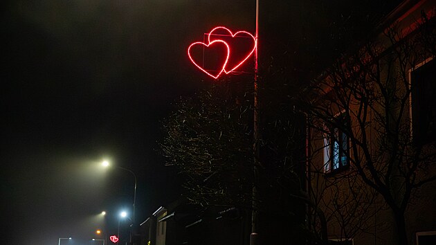 Červená srdce na pouličních lampách se objevila v Olomouci – Chomoutově. Spíš než vánoční výzdobu připomínají poutače, které v devadesátých letech lákaly na západě Čech do nevěstinců.