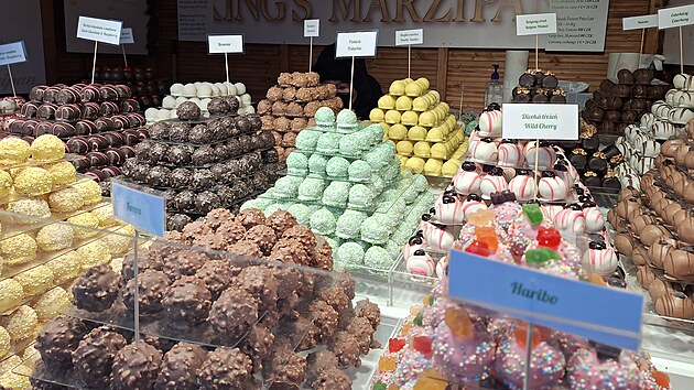 Zelný trh v Brně nabízí o vánočních svátcích hlavně tradiční tuzemské pochutiny, ale také třeba marcipánové kuličky. Osm kousků - v příchutích jako vaječný likér, ferrero či dokonce dubajská čokoláda - vyjde na 800 korun. Výhodné balení dvaceti, ručně vyráběných pochutin, stojí 1500 korun.