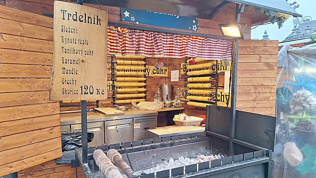 Zelný trh v Brně nabízí o vánočních svátcích hlavně tradiční tuzemské pochutiny, nebo oblíbený trdelník.