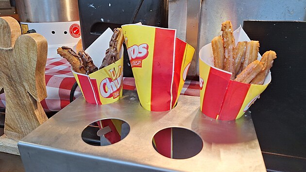 Zelný trh v Brně nabízí o vánočních svátcích hlavně tradiční tuzemské pochutiny, ale také španělské churros.