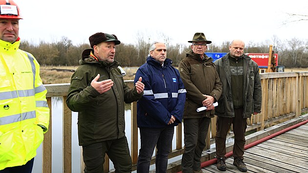 Pomocí autojeřábu usadili dělníci první 35tunovou klapku budovaného vzdouvacího jezu na Dyji. (02.12.2025)