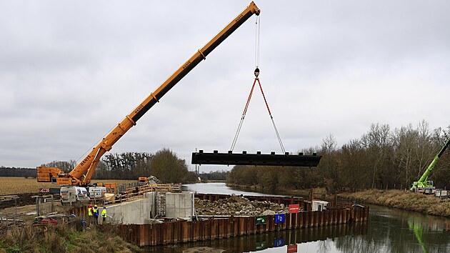 Pomocí autojeřábu usadili dělníci první 35tunovou klapku budovaného vzdouvacího jezu na Dyji. (02.12.2025)