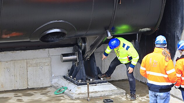 Pomocí autojeřábu usadili dělníci první 35tunovou klapku budovaného vzdouvacího jezu na Dyji. (02.12.2025)