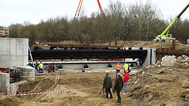 Pomocí autojeřábu usadili dělníci první 35tunovou klapku budovaného vzdouvacího jezu na Dyji. (02.12.2025)