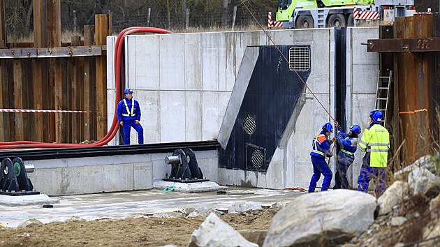 Pomocí autojeřábu usadili dělníci první 35tunovou klapku budovaného vzdouvacího jezu na Dyji. (02.12.2025)