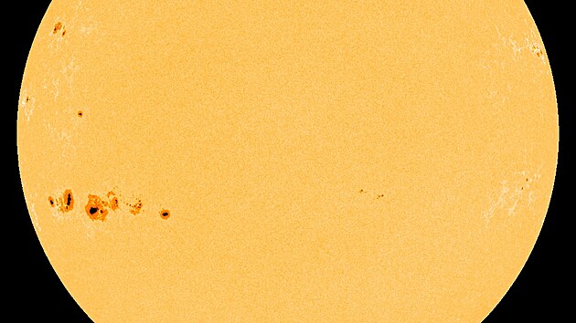 Detail sluneční skvrny 4294-4296 ve srovnání s velikostí Země a Jupiteru naznačuje, o jak velkou chladnější plochu jde.