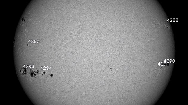 Takto evidovala sluneční skvrnu 4294-4296 Americká NASA.