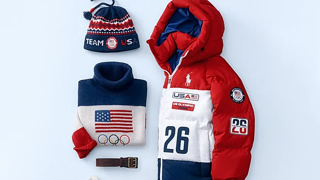 Zahajovací uniforma Team USA od Ralph Lauren pro hry Milano Cortina 2026. Bílý vlněný kabát s dřevěnými knoflíky, ikonický rolák s motivem americké vlajky a tmavé kalhoty vznikly výhradně v amerických dílnách (4. prosince 2025)