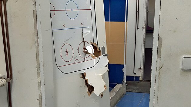 Téměř nulová údržba a investice dooprav vyústily v uzavření zimního stadionu v Neratovicích. Při kontrolách narazili zástupci města na řadu nedostatků a zničené vybavení haly.