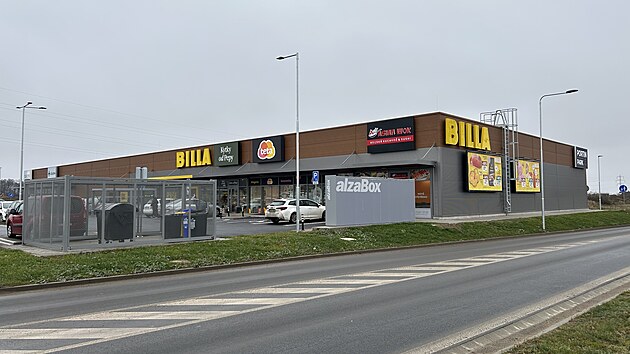 Zákazníci v Roudném najdou supermarket, drogerii, ale i lékárnu a květinářství. (prosinec 2025)