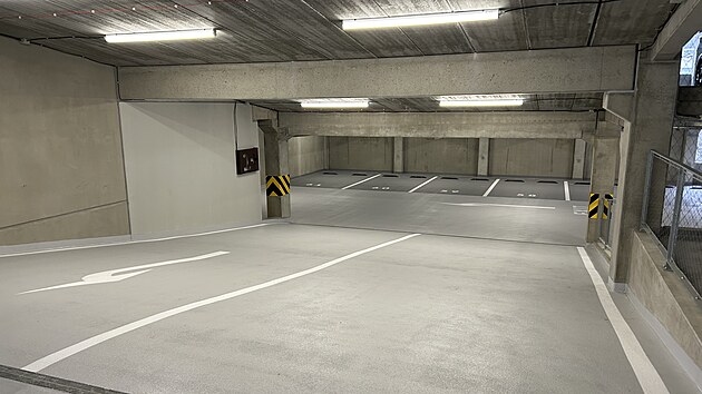 Parkovací dům pojme až 51 elektromobilů. Nabíječky namontují až po obsazení místa.