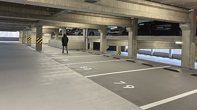 Roční poplatek za parkování běžného auta činí 12 tisíc korun, majitelé elektroaut zaplatí o šest tisíc více.