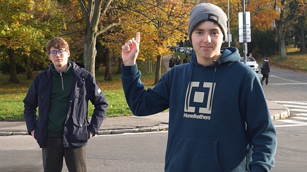 Studenti Ondřej Radovan Liščák a Ondřej Hlad (zleva) natáčejí videa o Zlíně pod značkou Kluci ze Zlína. (listopad 2025)