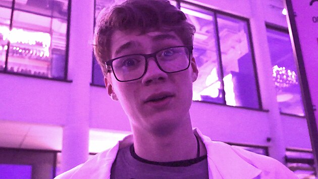 Student Ondřej Radovan Liščák natáčí s kamarády videa o Zlíně pod značkou Kluci ze Zlína. (listopad 2025)
