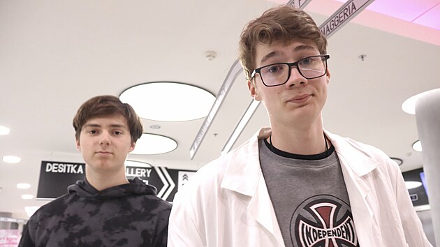 Studenti Ondřej Hlad a Ondřej Radovan Liščák natáčejí videa o Zlíně pod značkou Kluci ze Zlína. (listopad 2025)