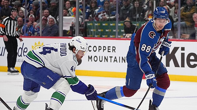 Martin Nečas bráněný Kieferem Sherwoodem.