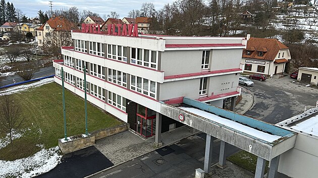 Na hotel Vltava českokrumlovští zastupitelé vidí přímo ze zasedací místnosti. Stojí v těsné blízkosti městského úřadu.