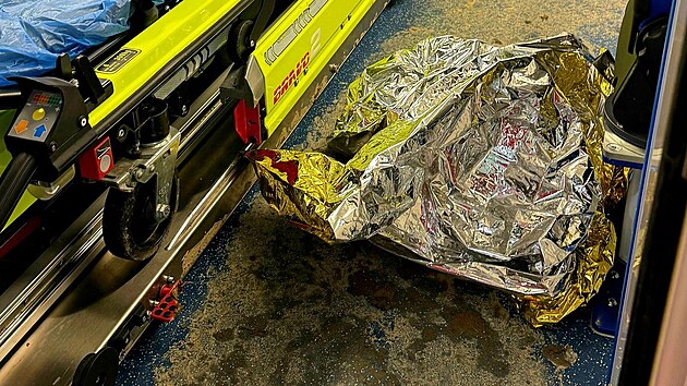 Po zásahu v poli byla sanitka pořádně zabahněná.