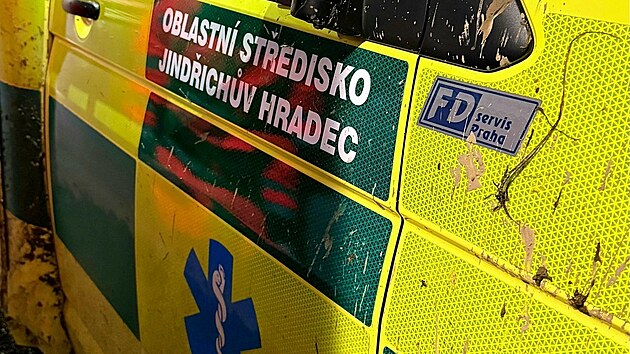 Po zásahu v poli byla sanitka pořádně zabahněná.