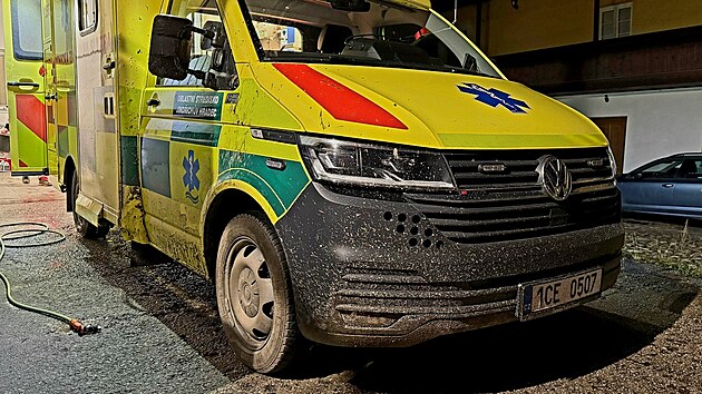 Po zásahu v poli byla sanitka pořádně zabahněná.