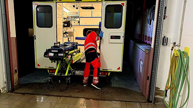 Po zásahu v poli byla sanitka pořádně zabahněná.