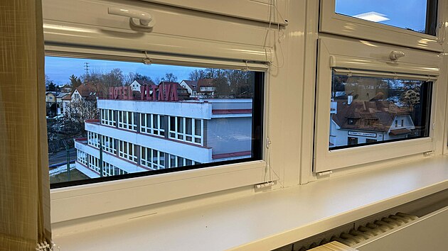 Z okna sálu, kde jednají krumlovští zastupitelé, je vidět na hotel Vltava.