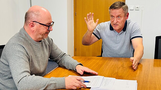 Jiří Kotrba (vpravo) přijal nabídku na pozici člena správní rady akademie na jednání s náměstkem hejtmana Tomášem Hajduškem (vlevo).