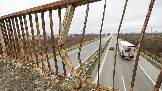 Most přes dálnici D2 u Podivína na Břeclavsku je ve špatném stavu, pevnost jeho zábradlí není radno zkoušet. (prosinec 2025)