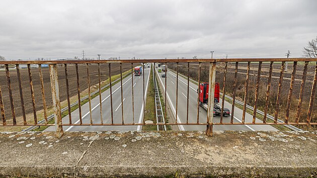 Most přes dálnici D2 u Podivína na Břeclavsku je ve špatném stavu, pevnost jeho zábradlí není radno zkoušet. (prosinec 2025)