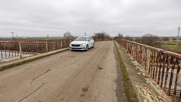 Most přes dálnici D2 u Podivína na Břeclavsku je ve špatném stavu, pevnost jeho zábradlí není radno zkoušet. (prosinec 2025)