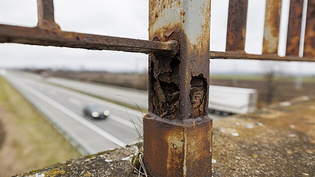 Most přes dálnici D2 u Podivína na Břeclavsku je ve špatném stavu, pevnost jeho zábradlí není radno zkoušet. (prosinec 2025)