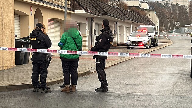 Policisté zasahovali ve Vojtově ulici v pražských Modřanech, kde přerostla slovní rozepře mezi třemi muži ve fyzické napadení. (1. prosince 2025)