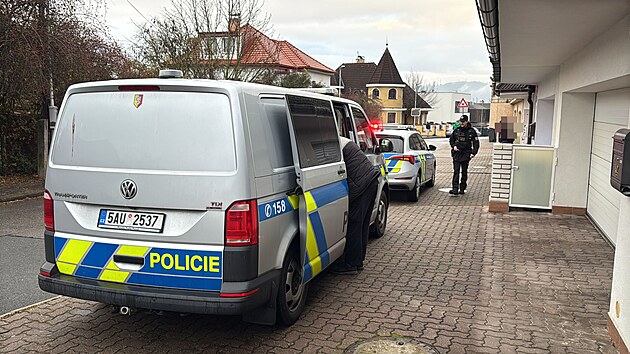 Policisté zasahovali ve Vojtově ulici v pražských Modřanech, kde přerostla slovní rozepře mezi třemi muži ve fyzické napadení. (1. prosince 2025)