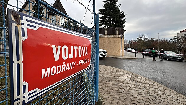 Policisté zasahovali ve Vojtově ulici v pražských Modřanech, kde přerostla slovní rozepře mezi třemi muži ve fyzické napadení. (1. prosince 2025)