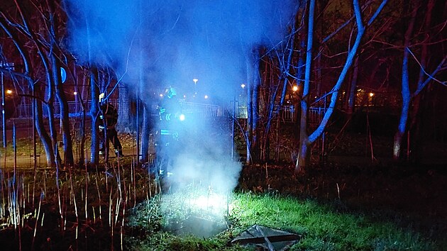 Hasiči likvidovali na Tyršově nábřeží v Pardubicích požár v podzemním kolektoru. (3. prosince 2025)