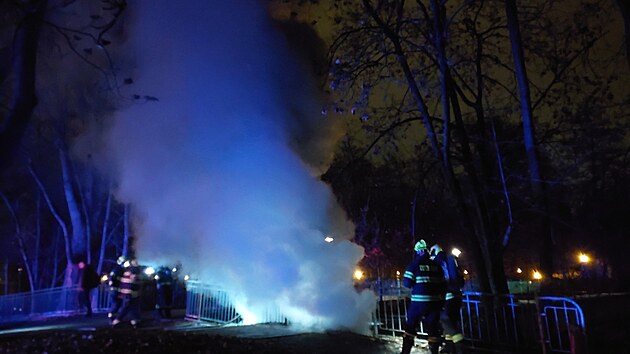 Hasiči likvidovali na Tyršově nábřeží v Pardubicích požár v podzemním kolektoru. (3. prosince 2025)