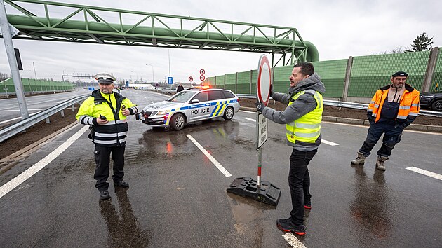 Řidiči poprvé vyjeli na severovýchodní obchvat Pardubic, který je novou přeložkou silnice I/36 mezi sídlištěm Dubina a čtvrtí Fáblovka. (5. prosince 2025)