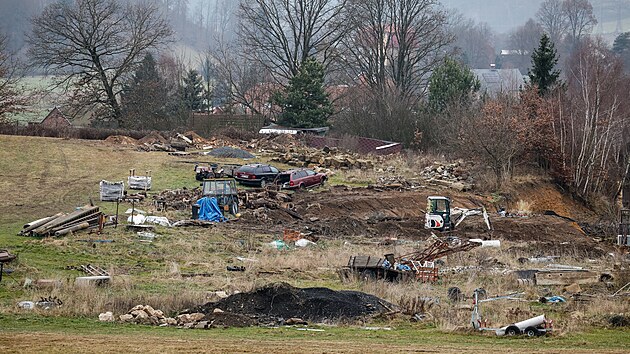 Spoušť a nehezký výhled do krajiny. Pohled z vyhlídky u Tří Svatých v Osečné kazí rostoucí množství stavebního materiálu na sousedním pozemku. Majitel odmítá, že by šlo o skládku, a chystá postupné úpravy. (4. prosince 2025)