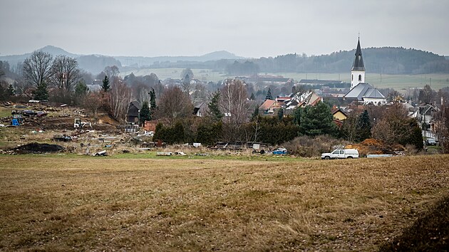 Spoušť a nehezký výhled do krajiny. Pohled z vyhlídky u Tří Svatých v Osečné kazí rostoucí množství stavebního materiálu na sousedním pozemku. Majitel odmítá, že by šlo o skládku, a chystá postupné úpravy. (4. prosince 2025)