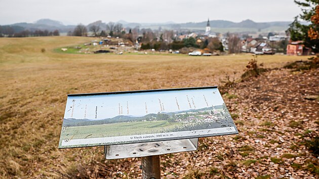 Spoušť a nehezký výhled do krajiny. Pohled z vyhlídky u Tří Svatých v Osečné kazí rostoucí množství stavebního materiálu na sousedním pozemku. Majitel odmítá, že by šlo o skládku, a chystá postupné úpravy. (4. prosince 2025)