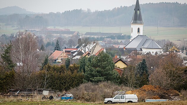 Spoušť a nehezký výhled do krajiny. Pohled z vyhlídky u Tří Svatých v Osečné kazí rostoucí množství stavebního materiálu na sousedním pozemku. Majitel odmítá, že by šlo o skládku, a chystá postupné úpravy. (4. prosince 2025)
