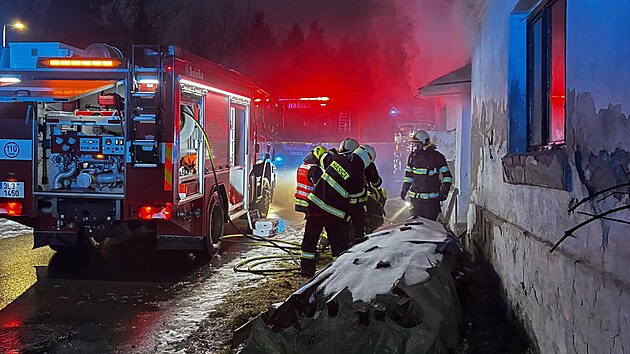 Při likvidaci požáru rodinného domu v Rychnově u Jablonce nad Nisou hasiči zachránili jednoho člověka a čtyři zvířata. (2. prosince 2025)